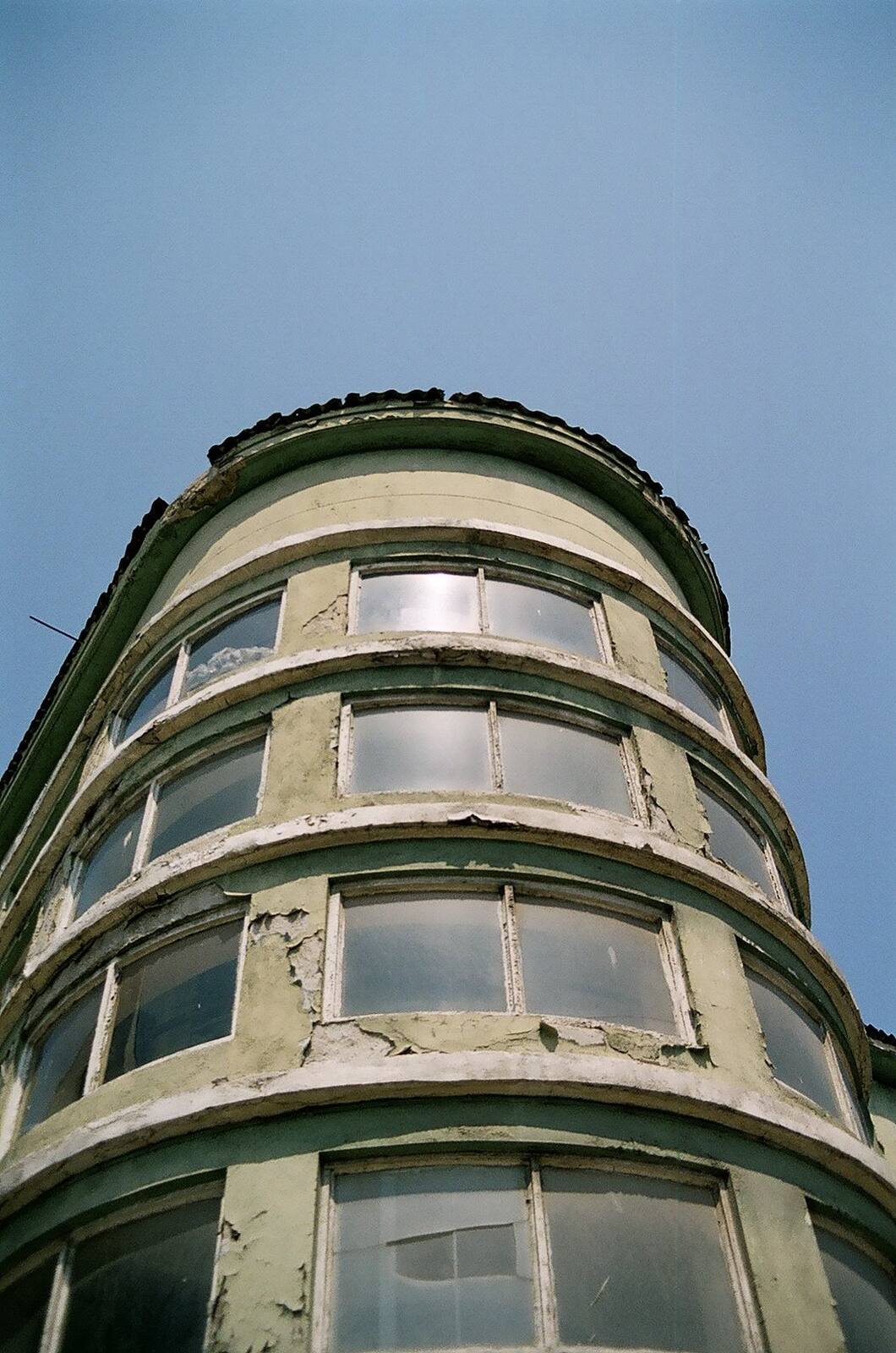 кулата · the round tower