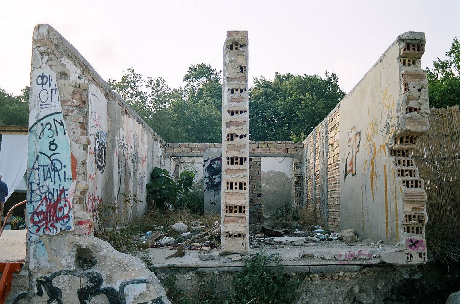 залата · the ruined hall