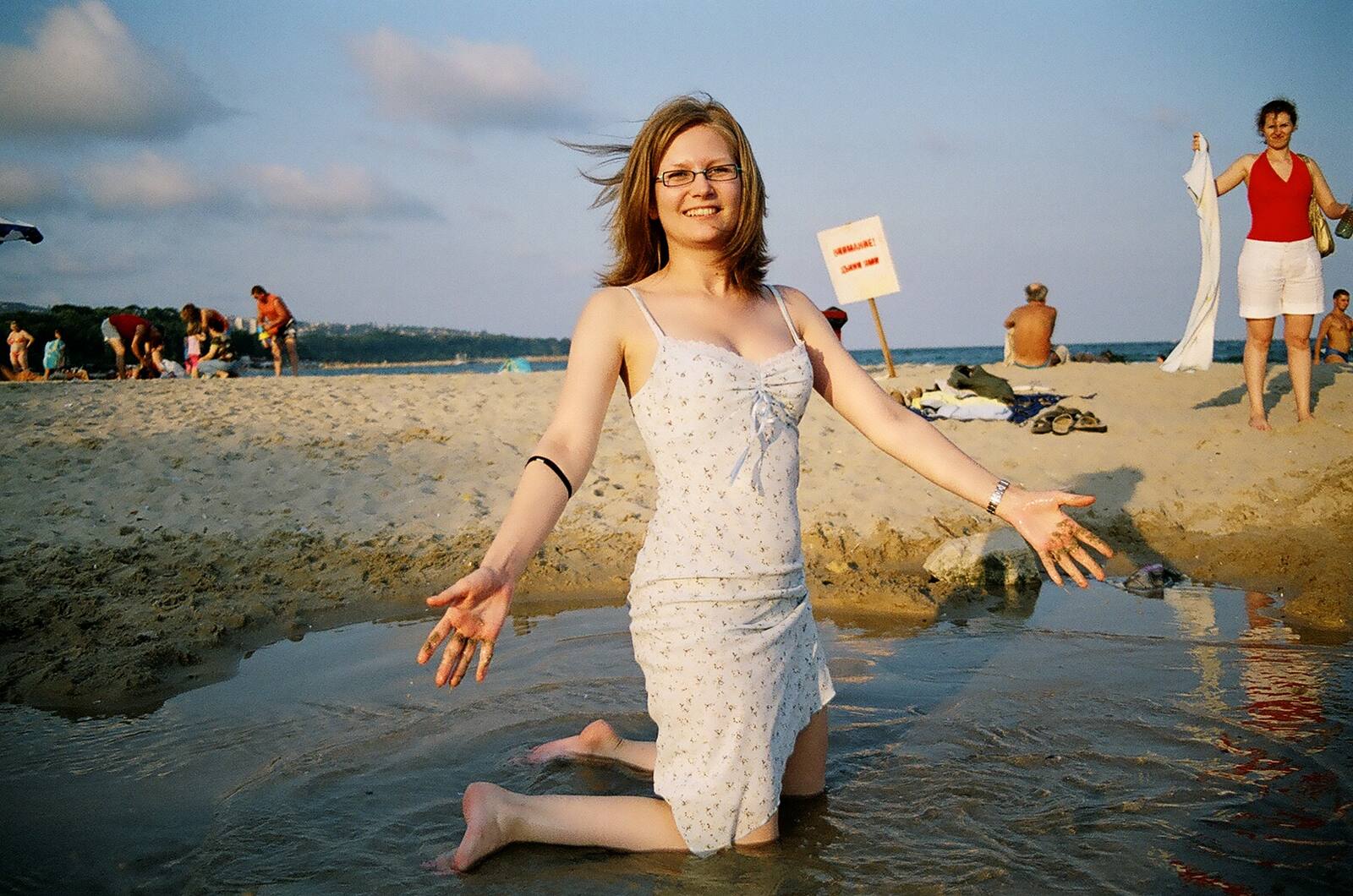 в бялата рокля · into the sea