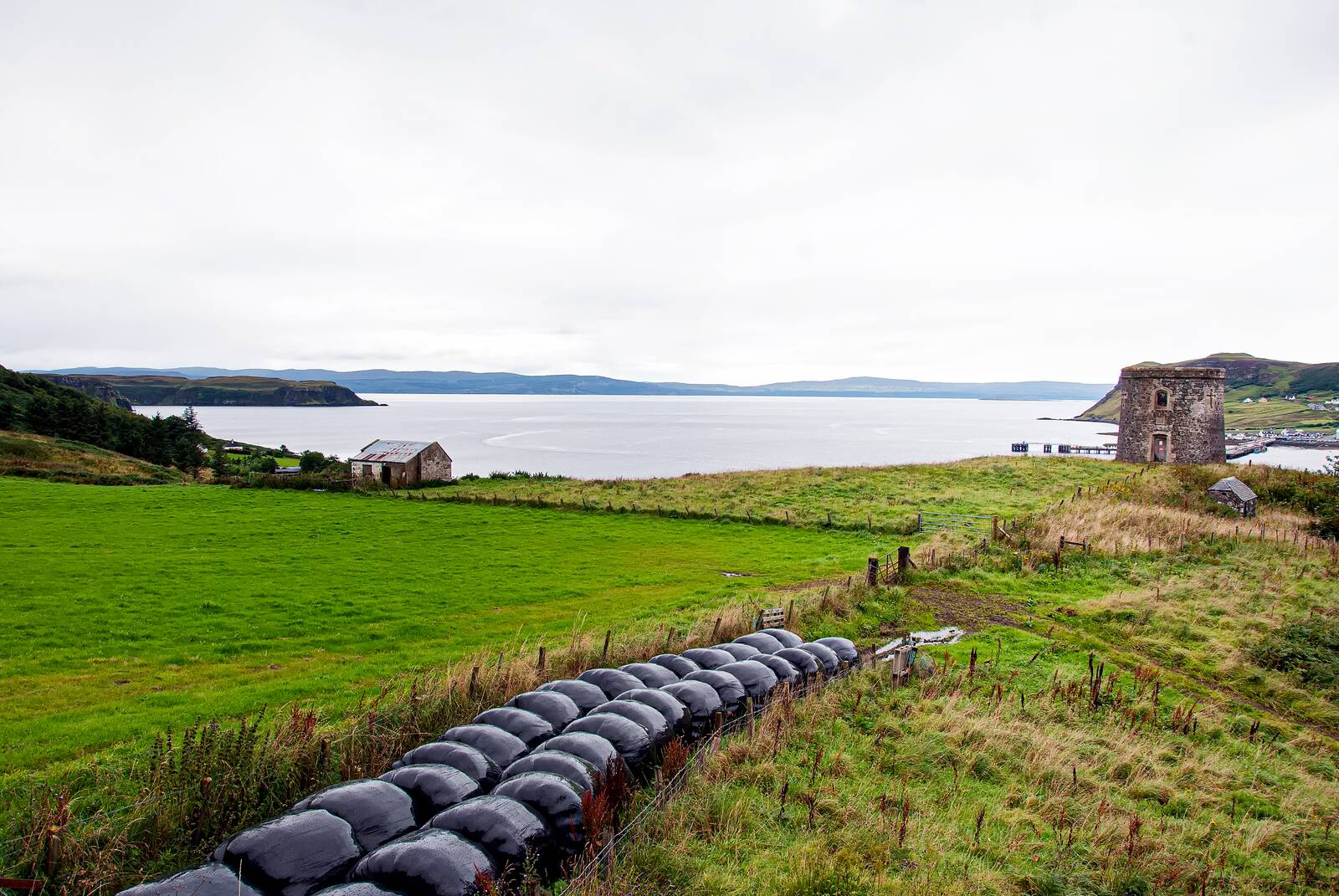 gàrradh-crìche · march wall