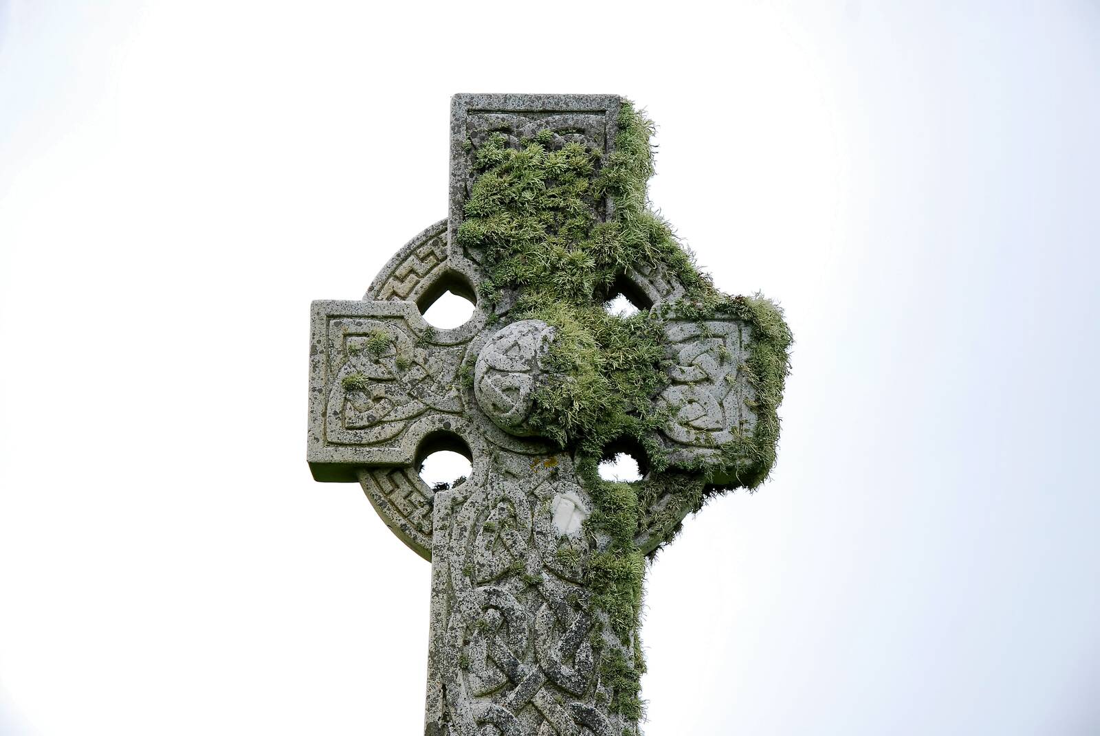 crois chòinnich · mossed cross